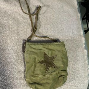 Green canvas shoulder bag with adjustable, detachable strap